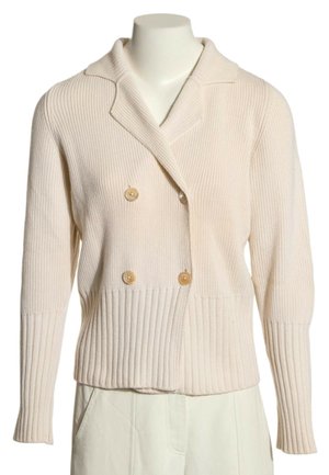 Cardigan en maille côtelée couleur crème avec boutons en bois croisés et manches longues sur un buste de mannequin.