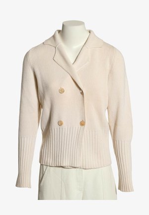 Kremowy prążkowany kardigan dziany z podwójnym rzędem drewnianych guzików i długimi rękawami na torsie manekina.