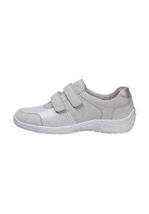 Helle graue Stoffschuhe mit zwei Klettverschlüssen, kontrastierenden strukturierten Akzenten und einer weißen Gummisohle. Abgerundete Zehenpartie und gepolsterter Kragen.