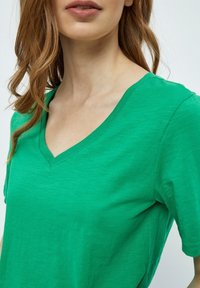 Minus MILETI V-NECK TEE - Paprasti marškinėliai - apple green