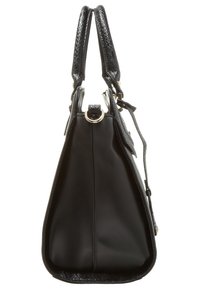 Svart läderhandväska i sidovy med två texturerade handtag, detaljer i guld och ett litet fästat band med spänne.