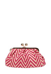 Clutch de tela en rosa con un patrón de Chevron. Presenta un cierre en tono dorado con dos acentos redondeados. Cuerpo suave y texturizado con un diseño plisado.