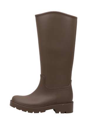 Bota alta de goma marrón con suela gruesa y punta redondeada, diseñada para uso en exteriores o en tiempo húmedo.