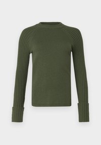 Pull en maille côtelée vert foncé à manches longues, col rond et poignets ajustés. Texture lisse sur tout le corps et les manches.