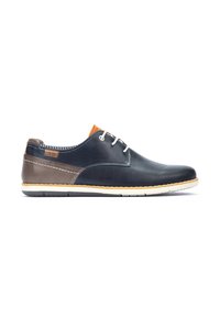 Scarpe da uomo in pelle con tomaia blu navy, dettagli color nocciola, lacci bianchi e suola marrone chiaro. Presentano un design cucito e una texture liscia.