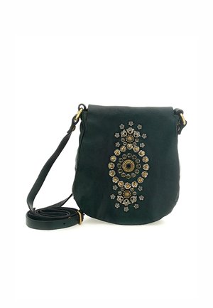 Borsa a tracolla verde in pelle con forma curvata, caratterizzata da intricati dettagli metallici in oro e argento sul fronte. Cinghia regolabile.