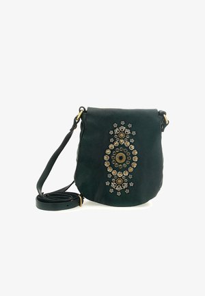Borsa a tracolla verde in pelle con forma curvata, caratterizzata da intricati dettagli metallici in oro e argento sul fronte. Cinghia regolabile.