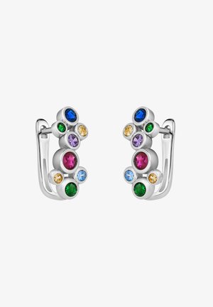 Kolorowe kolczyki w kształcie kropli z elementami biżuterii, z okrągłymi kamieniami szlachetnymi w kolorach zielonym, niebieskim, fioletowym, czerwonym i żółtym, osadzone w srebrzystym metalowym wzorze.