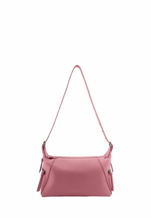 Sac à bandoulière en cuir rose avec bandoulière réglable, détails de fermeture éclair argentés sur les côtés, et un design lisse et structuré.