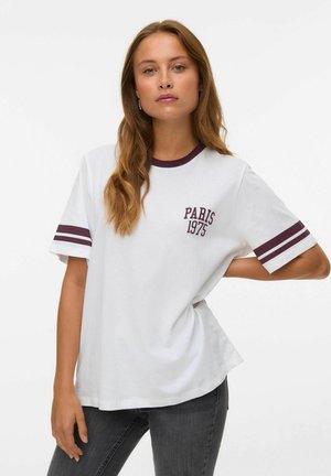 Witte katoenen t-shirt met een kastanjebruine ronde hals en strepen op de mouwen. Op de borst staat "PARIJS 1975." Casual, losse pasvorm.