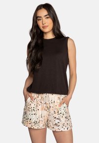 Zwarte mouwloze top gecombineerd met lichte shorts met een kleurrijk abstract patroon. Shorts hebben een elastische tailleband en zijzakken.