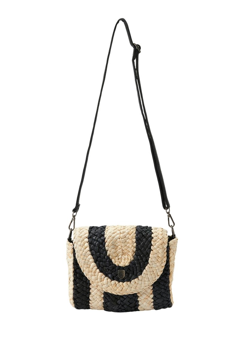 Borsa intrecciata in paglia con un motivo nei colori nero e naturale, design curvo, chiusura a patta e tracolla regolabile.