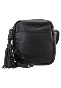 Svart läder crossbody-väska med flätad rem och tasseldetalj. Fyrkantig form, texturerad yta, präglad logotyp på framsidan. Silverfärgade metalldetaljer.