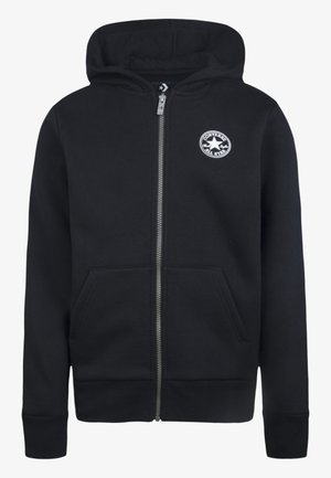 Sort hættejakke med lynlås, forlommer og hvidt rundt Converse All Star-logo på venstre bryst.