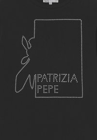 Czarna koszulka z designem ozdobionym srebrnymi cyrkoniami, przedstawiająca stylizowaną postać oraz napis "PATRIZIA PEPE."