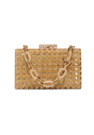 Pochette rectangulaire en paille tissée avec une finition brillante et une poignée chaîne épaisse en or et beige sur fond blanc.