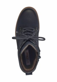 Botte de cheville en cuir bleu foncé avec une finition texturée. Présente des lacets gris, une fermeture éclair sur le côté et une doublure en fausse fourrure douce. Semelle en caoutchouc.
