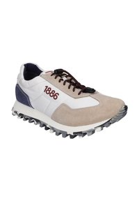 Buty biegowe z białą skórzaną i beżową zamszową cholewką, niebieskimi akcentami, ciemnobrązowymi sznurówkami, gumową podeszwą z rowkami zapewniającymi przyczepność oraz detalem '1886'.