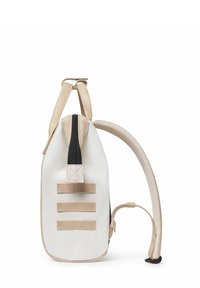 Rugzak met een witte body, beige accenten en een zwarte rits. Bevat drie horizontale banden en gevoerde schouderbanden.