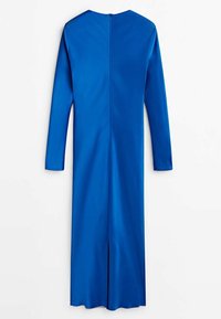 Robe midi bleue à manches longues avec fermeture éclair dans le dos et fente centrale au dos, présentée à plat sur fond blanc.