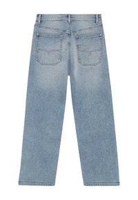 Jeans de mezclilla de tiro alto en un azul claro, con piernas anchas, bolsillos traseros y detalles de costura visibles. Textura suave y diseño clásico.