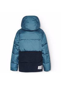 Sininen toppatakki hupulla, jossa on värilohkoasu: vaaleansininen yläosa ja tumma laivastonsininen alaosa, sileä koostumus, minimaliset yksityiskohdat.