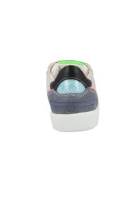 Sneaker met een grijze-suède bovenkant, zwarte leren accenten en een kleurrijke mesh hiel met roze en neon groene details. Witte rubberen zool.