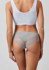 Grijze katoenen bralette in een mix met een brede onderband en bijpassende grijze slip met een delicaat kantaccent, met een semi-transparante achterkant.