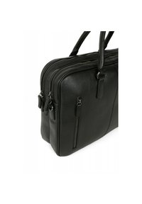 Valigetta in pelle nera con due scomparti con zip, superficie texture e manici doppi. Presenta una tasca laterale con zip aggiuntiva.