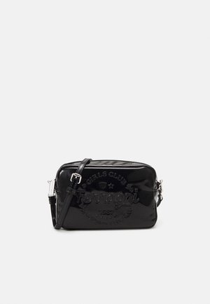 Sac bandoulière en cuir verni noir avec logo embossé. Dispose d'une bandoulière amovible et d'une fermeture éclair. Forme rectangulaire avec finition brillante.