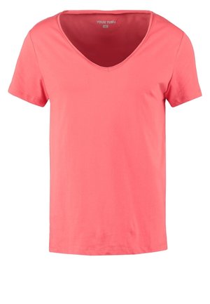 T-shirt corail à manches courtes avec un col en V, en coton doux. Texture lisse et coupe classique, idéal pour un look décontracté.