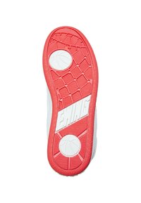 Semelle de sneaker rouge et blanche avec un motif de grip texturé, arborant un emblème de basketball et le logo "EWING" en blanc sur la section rouge.