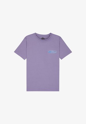 T-shirt à manches courtes lavande avec col rond et petit logo bleu représentant une vague et une montagne sur le côté gauche de la poitrine.