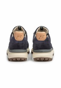 Merihenkiset samettikengät, joissa on ruskeat nahkakoristeet, harmaat välikumit ja kuvioitu kumipohja, joka sisältää logon kannassa.