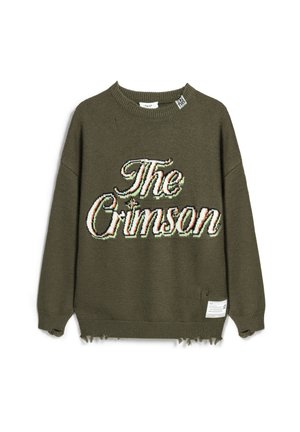 Olijfgroene gebreide trui met ronde hals, voorzien van een kleurrijke geborduurde tekst "The Crimson" en onafgewerkte zoomdetails.