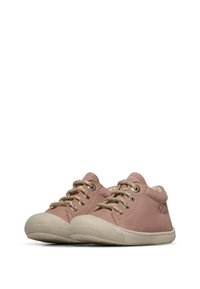 Sneaker in pelle rosa con lacci dorati e suole in gomma beige. Punta arrotondata e design a bassa altezza; superficie testurizzata sulle suole per una migliore aderenza.