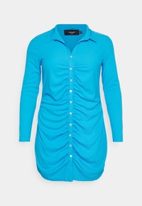 Camisa de mangas compridas turquesa com colarinho, fecho frontal com botões e detalhes franzidos ao longo do corpo para adicionar textura.