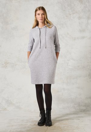 Grau Hoodie-Kleid mit lässiger Passform, langen Ärmeln, Kängurutaschen und verstellbarem Zugband. Getragen über schwarzen Leggings und Stiefeln.