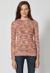 Maglione a maglia multicolore con una consistenza soffice nelle tonalità di rosa, arancione, giallo e viola. Silhouette aderente con maniche lunghe e collo a giro. 