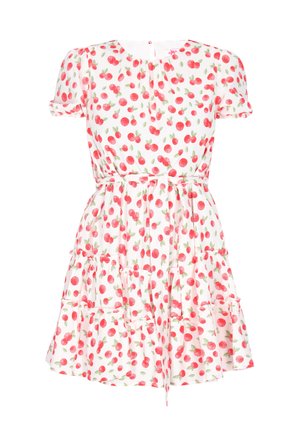 Hvid kortærmet kjole med rødt kirsebærmønster, rund halsudskæring, taljebånd og lagdelt flæse-nederdel.