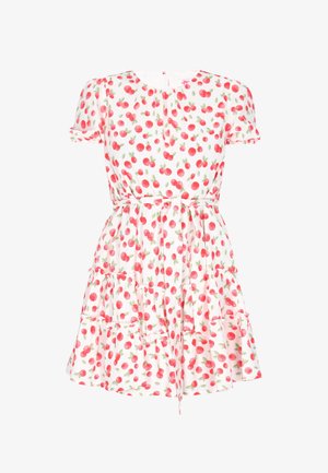 Hvid kortærmet kjole med rødt kirsebærmønster, rund halsudskæring, taljebånd og lagdelt flæse-nederdel.