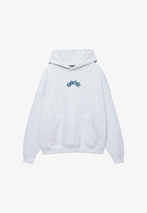 Világosszürke kapucnis pulóver elején zsebfedéllel és kék csillag alakú grafika "STOWO" felirattal a mellkasán.