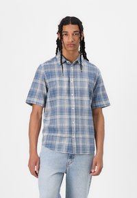 Korte mouwen blauwe geruite shirt gemaakt van lichtgewicht stof, met witte kruisende lijnen, een knoopsluiting aan de voorkant en een relaxte pasvorm.