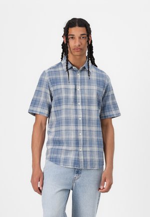 Kurze Ärmel, blaues Karoshirt aus leichtem Stoff, mit weißen, sich kreuzenden Linien, Knopfverschluss vorne und lockerer Passform.