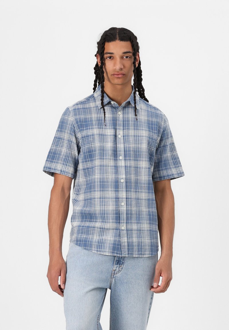 Korte mouwen blauwe geruite shirt gemaakt van lichtgewicht stof, met witte kruisende lijnen, een knoopsluiting aan de voorkant en een relaxte pasvorm.