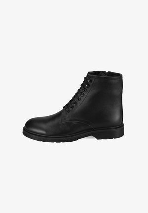 Zwarte leren enkellaars met een ronde neus, een vetersluiting en een gestructureerd oppervlak. Rubber zool met een platte hak.