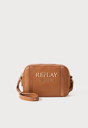 Tan synthetisch leren schoudertas met goudgegraveerd "REPLAY SINCE 1981" logo, verstelbare schouderband en een ritsvak.