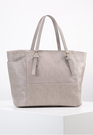 Lysegrå lædertaske med to justerbare skulderstropper, frontlomme og sidelommer, vist på en hvid overflade.