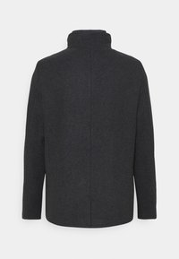 Dunkelgrauer Wollmantel mit hohem Kragen, gerader Schnittführung und ohne sichtbare Hardware. Verfügt über einen schlichten Rücken mit minimaler Details.