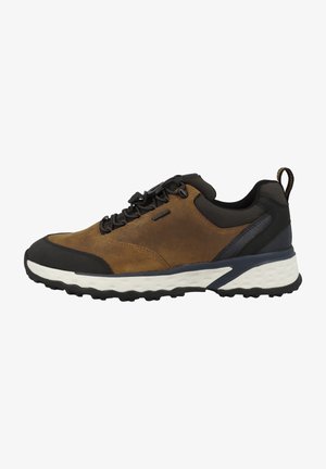 Braune Leder-Sneaker mit schwarzen Akzenten und einer weißen Zwischensohle. Verfügt über eine strukturierte Außensohle, ein Schnürdesign und eine Schlaufe an der Ferse.